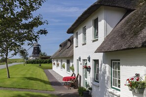 Property grounds - Apartment 'Fewo Schimmelreiter' with Shared Terrace, Shared Garden and Wi-Fi (Pellworm)