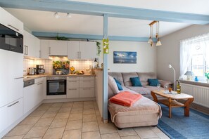 Televisio, pöytätennispöytä, stereot