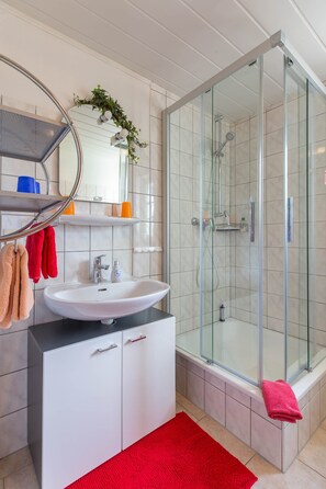 Shower, hair dryer - Apartment 'Fewo Schimmelreiter' with Shared Terrace, Shared Garden and Wi-Fi (Pellworm)