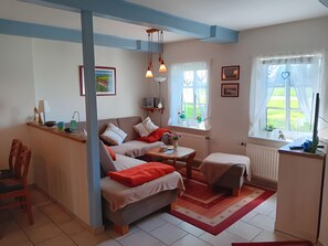 Télévision, table de tennis de table, chaîne hi-fi