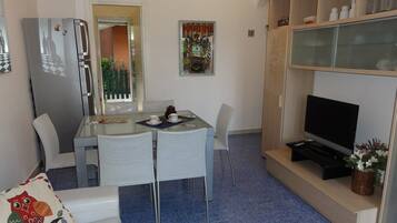 Apartemen, 2 kamar tidur, patio, pemandangan kebun | Ruang keluarga