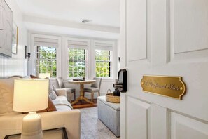 TV, peis, stereoanlegg og kontorer