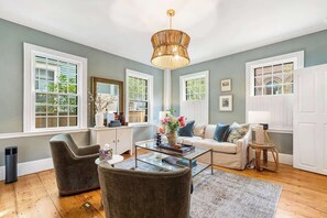 Téléviseur, foyer, chaîne audio, bureau