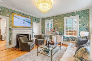 Fernseher, Kamin, Stereoanlage, Arbeitsbereiche