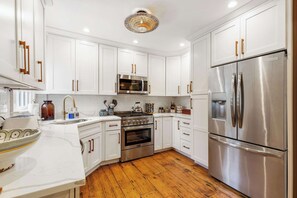 Kühlschrank, Mikrowelle, Geschirrspüler