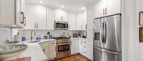 Jääkaappi, mikroaaltouuni, uuni, liesi