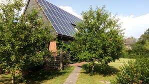 Un sendero que conduce a un edificio con paneles solares en el techo.