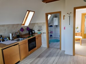 Refrigerador, horno, placa de cocina, cafetera/tetera