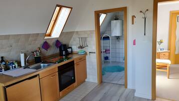 Kühlschrank, Ofen, Herdplatte, Wasserkocher mit Kaffee-/Teezubehör