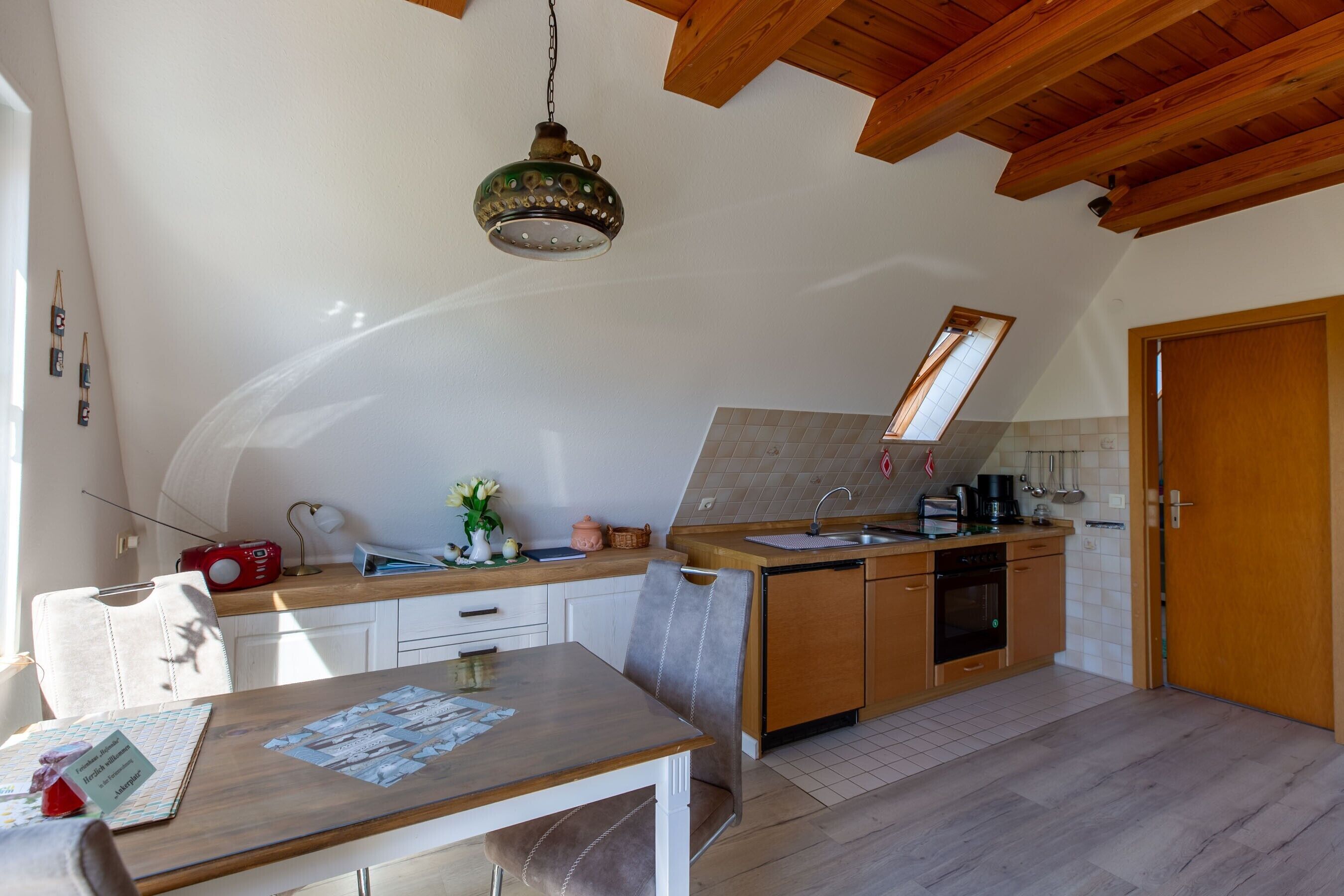 Fridge, oven, stovetop, coffee/tea maker
