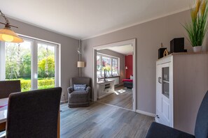 TV, stereo - Apartment 'Fewo Heimathafen' with Private Terrace, Shared Garden and Wi-Fi (Pellworm)