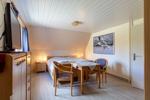2 bedrooms, iron/ironing board, WiFi, bed sheets - Apartment 'Fewo Heimathafen' with Private Terrace, Shared Garden and Wi-Fi (Pellworm)