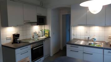 Kühlschrank, Mikrowelle, Ofen, Herdplatte