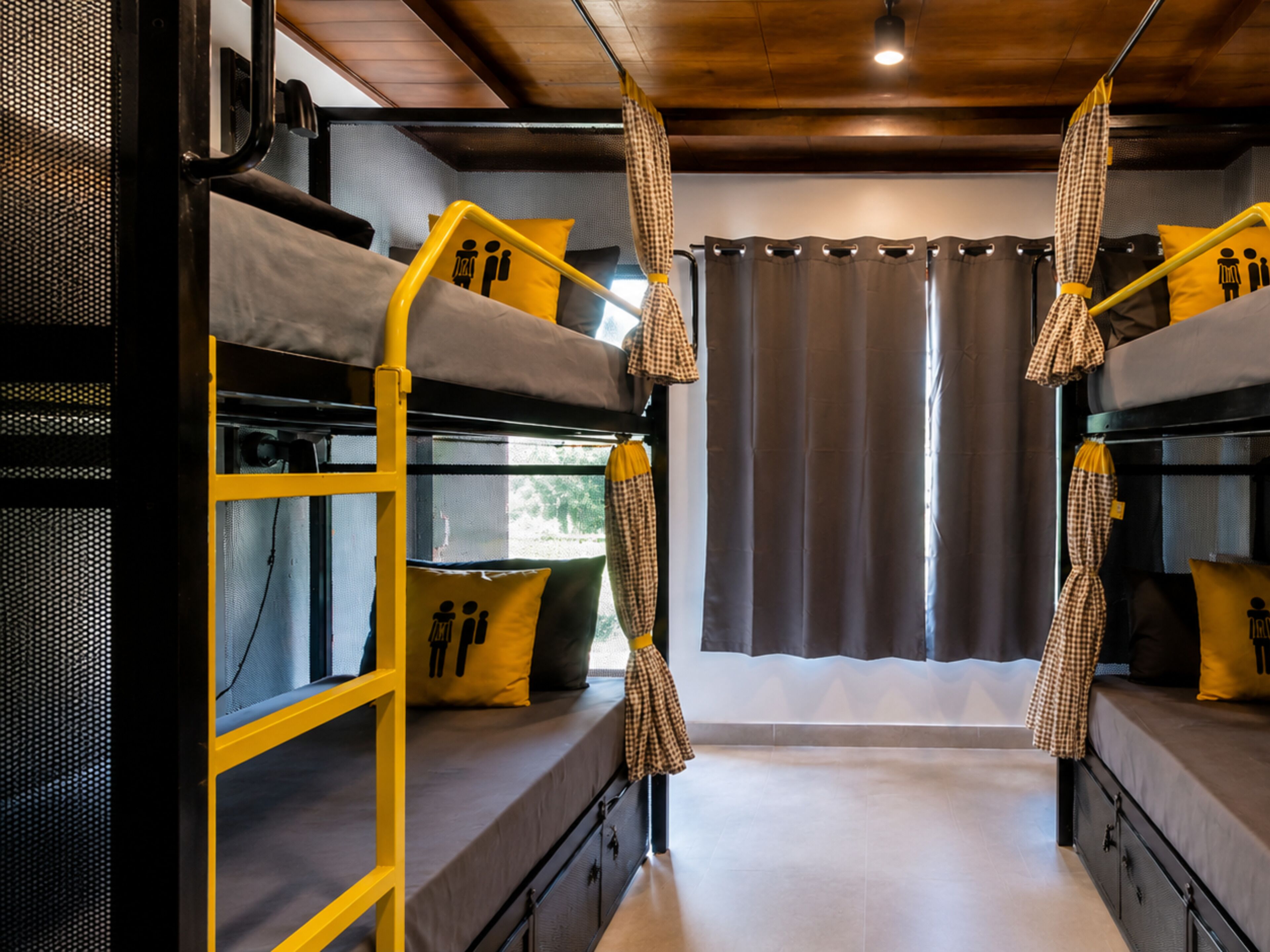 Tabla de planchar con plancha, wifi gratis y ropa de cama 