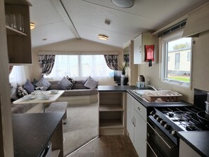 Cookware/dishes/utensils - 123 Elms (Exmouth)