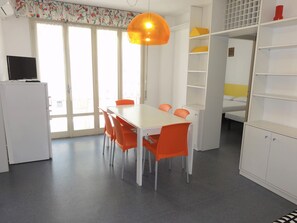 Leilighet, 3 soverom, balkong, byutsikt | Spisestue