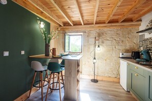 Réfrigérateur, four à micro-ondes, un four, cafetière-théière