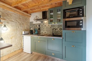 Kühlschrank, Mikrowelle, Ofen, Wasserkocher mit Kaffee-/Teezubehör