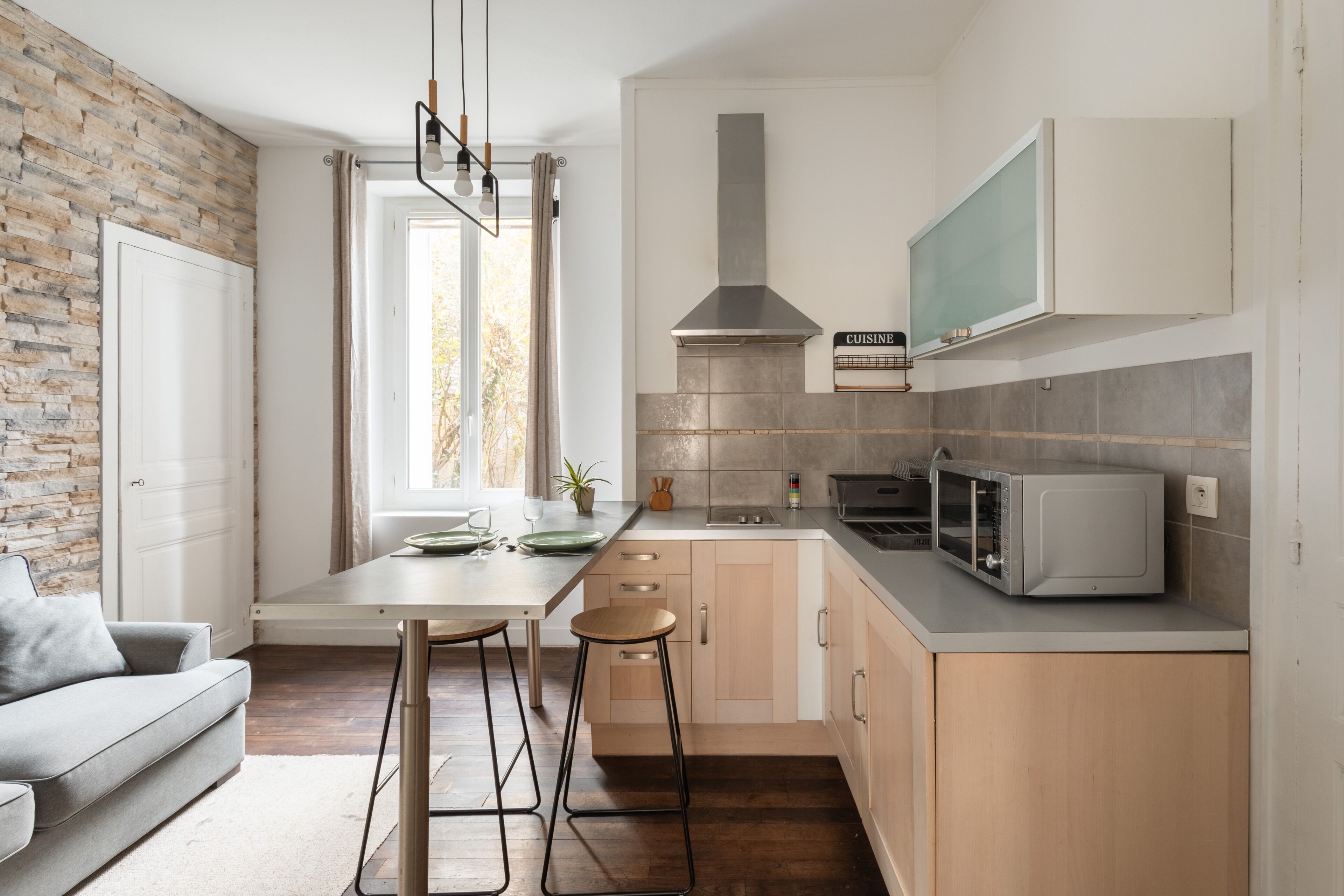 Réfrigérateur, micro-ondes, cafetière/bouilloire, grille-pain