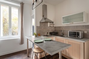 Kühlschrank, Mikrowelle, Wasserkocher mit Kaffee-/Teezubehör, Toaster