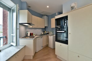 Fridge, microwave, oven, dishwasher - Appartement Terre - 400m de la Plage (Saint-Lunaire)