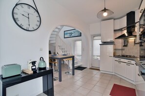 Kjøleskap, mikrobølgeovn, ovn og oppvaskmaskin