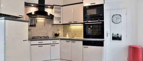 Réfrigérateur, micro-ondes, four, lave-vaisselle