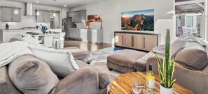 Smart-TV, bøker, kontorer og printere