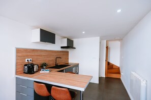 Kjøleskap, mikrobølgeovn, ovn og kaffetrakter/tekoker