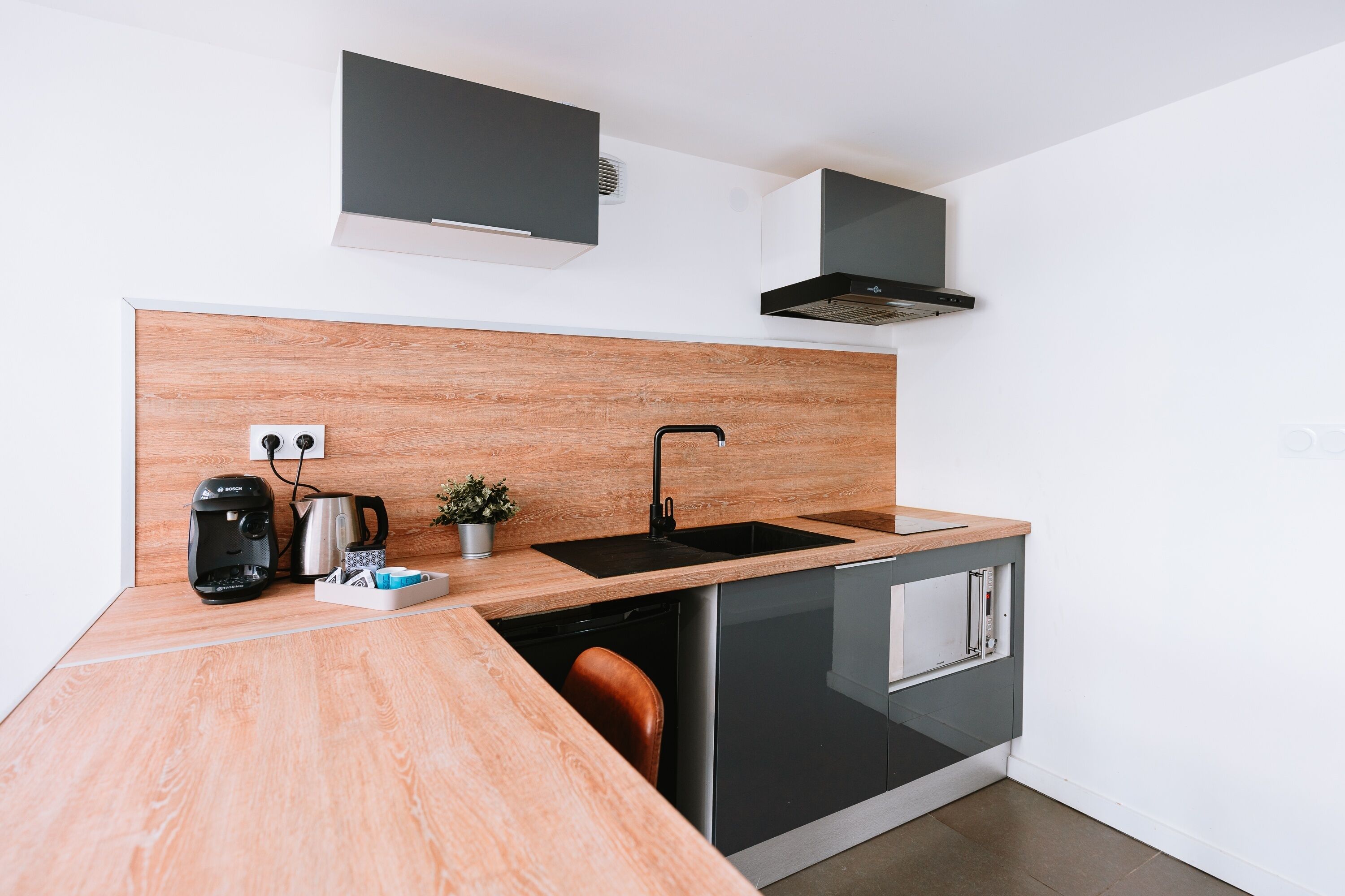 Fridge, microwave, oven, coffee/tea maker