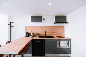 Kühlschrank, Mikrowelle, Ofen, Wasserkocher mit Kaffee-/Teezubehör