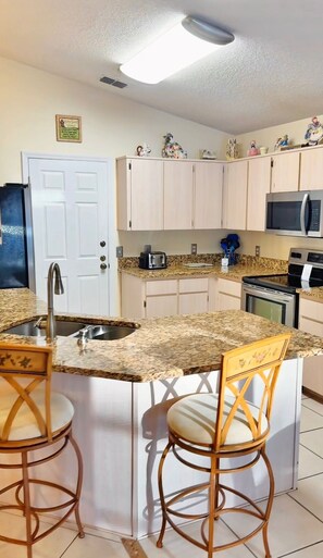 Fridge, microwave, oven, stovetop - Beautiful 3 Bedroom Villa in Kissimmee – Your Florida Getaway Awaits! (Kissimmee)