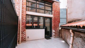 Un bâtiment moderne avec une façade en briques, de grandes fenêtres et un toit plat.