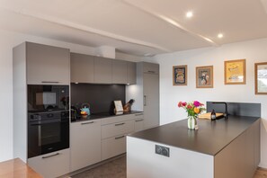 Kühlschrank, Mikrowelle, Ofen, Geschirrspüler