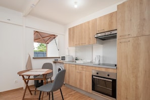 Fridge, microwave, oven, coffee/tea maker