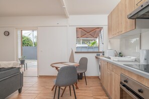 Kjøleskap, mikrobølgeovn, ovn og kaffetrakter/tekoker