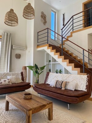 Téléviseur, foyer, livres