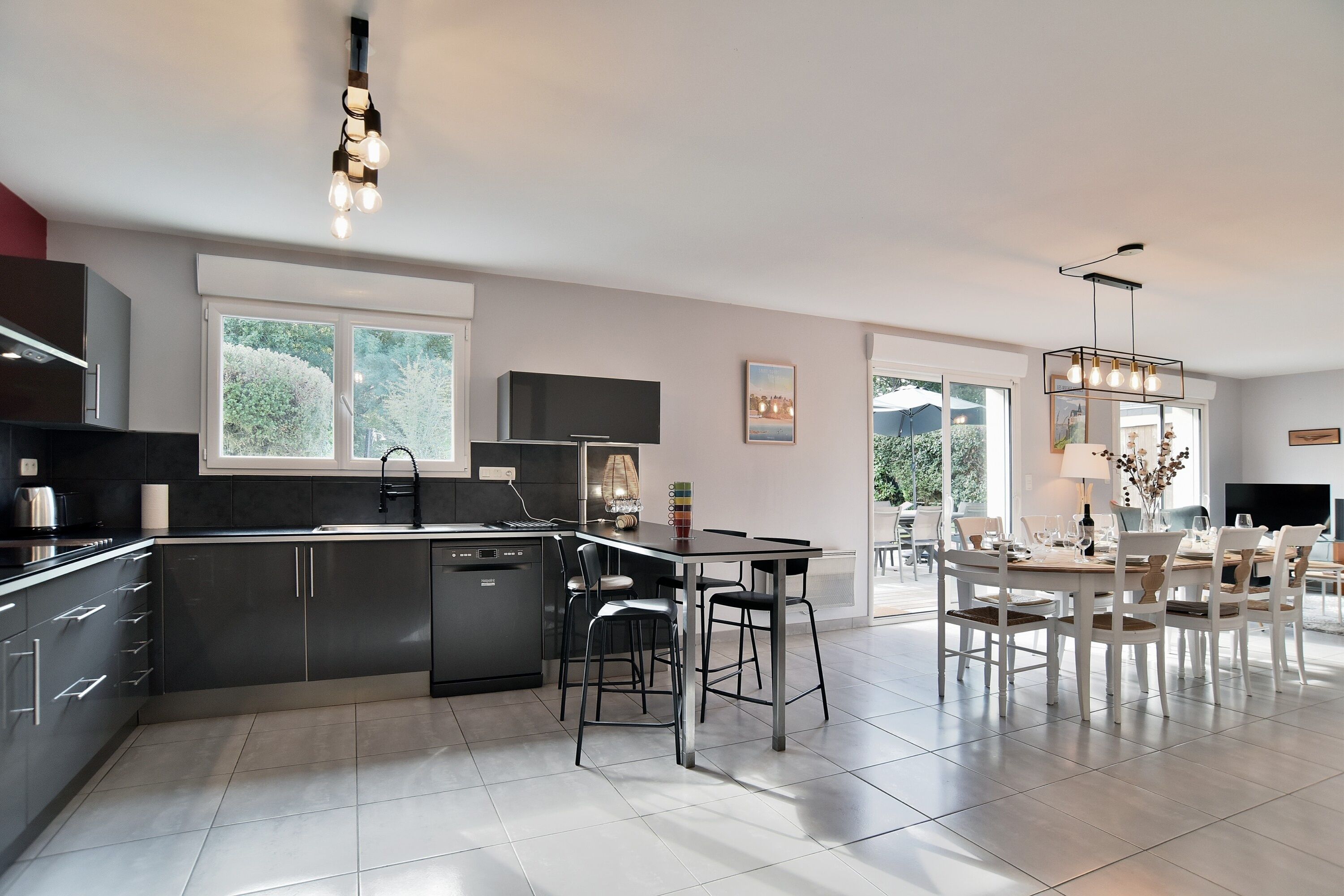 Jääkaappi, mikroaaltouuni, uuni, astianpesukone