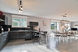 Réfrigérateur, micro-ondes, four, lave-vaisselle