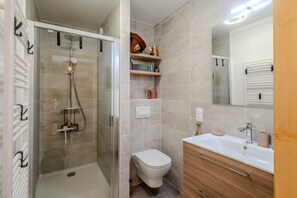 Articles de toilette (gratuits), séchoir à cheveux, serviettes fournies