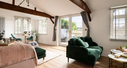 STARGAZE - UNIQUE STAY | SLEEPS 2 | HOT TUB | BBQ | PATIO | WI-FI