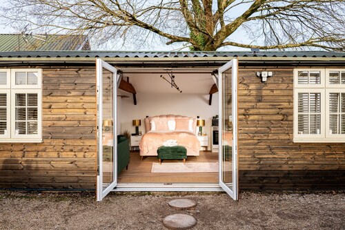 STARGAZE - UNIQUE STAY | SLEEPS 2 | HOT TUB | BBQ | PATIO | WI-FI