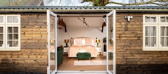 STARGAZE - UNIQUE STAY | SLEEPS 2 | HOT TUB | BBQ | PATIO | WI-FI