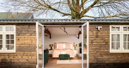 STARGAZE - UNIQUE STAY | SLEEPS 2 | HOT TUB | BBQ | PATIO | WI-FI