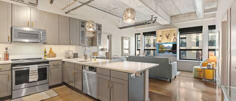 冰箱、微波炉、烤箱、炉灶