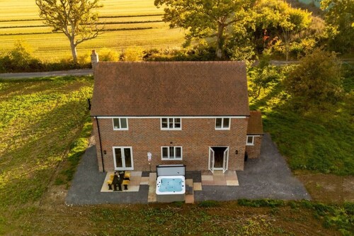 Hambledon Hill Cottage with Private Hot Tub