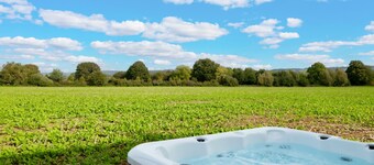 HAMBLEDON HILL COTTAGE - UNIQUE STAY | SLEEPS 6 | PETS ALLOWED | HOT TUB | BBQ | PATIO | WI-FI