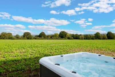 HAMBLEDON HILL COTTAGE - UNIQUE STAY | SLEEPS 6 | PETS ALLOWED | HOT TUB | BBQ | PATIO | WI-FI