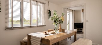 HAMBLEDON HILL COTTAGE - UNIQUE STAY | SLEEPS 6 | PETS ALLOWED | HOT TUB | BBQ | PATIO | WI-FI