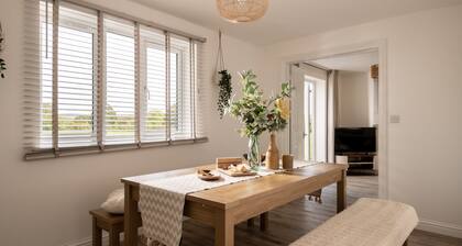 HAMBLEDON HILL COTTAGE - UNIQUE STAY | SLEEPS 6 | PETS ALLOWED | HOT TUB | BBQ | PATIO | WI-FI